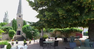 Belle terrasse ombragée de l'Auberge Gourmande à Meillard Gîtes de France Allier en Auvergne
