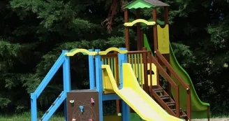 Aire de jeux pour enfants et adolescents à Meillard Gîtes de France Allier en Auvergne