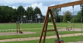Aire de jeux pour enfants et adolescents à Meillard Gîtes de France Allier en Auvergne