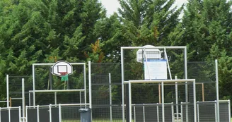 Terrain de basket à proximité des chalets à Meillard Gîtes de France Allier en Auvergne