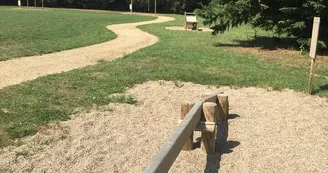 Aire de jeux pour enfants et adolescents à Meillard Gîtes de France Allier en Auvergne