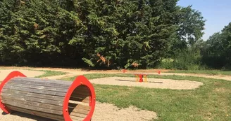 Aire de jeux pour enfants et adolescents à Meillard Gîtes de France Allier en Auvergne