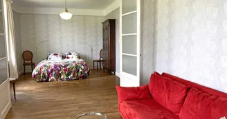 Salon avec accès chambre,Gîte La Cerisaie, Louchy-Montfand dans l'Allier en Auvergne