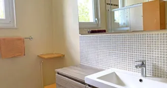 Salle d'eau, Gîte La Cerisaie, Louchy-Montfand dans l'Allier en Auvergne