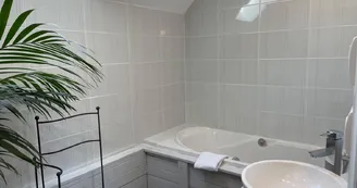 Salle de bain.Domaine des Mijarniers à Montbeugny dans l'Allier en Auvergne 