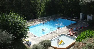 Les campeurs bénéficient de tarifs préférentiels pour profiter de la piscine.