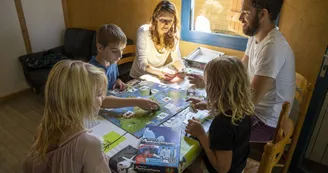 locatifs-interieur-jeux-famille-camping-coulvee-chemille-en-anjou