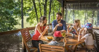 tente-equipee-camping-coulvee-chemille-cea