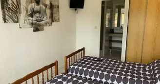 chambre-deux-lits-single-hotel-saint-pierre-chemille