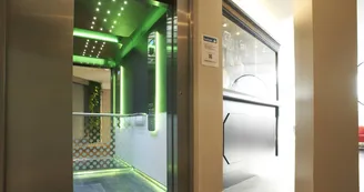 Hôtel du Parc - Le hall d'entrée avec l'accenseur_9