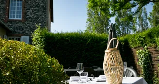 TERRASSE DINING TERRASSE AUBERGE DE auberge-de-l'ombree-combree-49-res-photo7