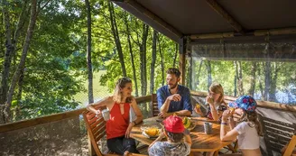 camping-de-coulvee-chemille-cea-osez-mauges-tente-lodge-gouter-petit-dejeuner-terrasse-famille©F.Crampon (2)