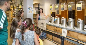 la-ruche-de-mary-saint-andre-de-la-marche-sev-ete-2022-boutique-miel-degustation©FrançoisCrampon (1)