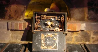 manoir-caillere-oeuvre-devant-four-800-64371-1273622