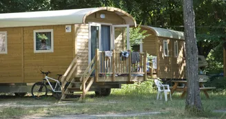 Roulottes au camping Huttopia le Moulin
