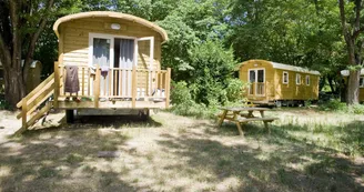 Roulottes au camping Huttopia le Moulin