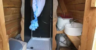 Roulotte en bois dans un écrin de nature