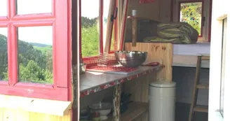 Roulotte en bois dans un écrin de nature