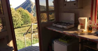 Roulotte en bois dans un écrin de nature