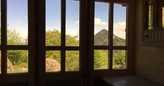 Roulotte en bois dans un écrin de nature