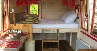 Roulotte en bois dans un écrin de nature