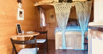Hébergement insolite - Interieur roulotte