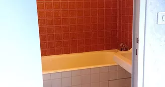 salle de bain -chambre  aux tableaux