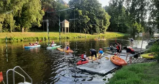 Devant le club de canoë-kayak