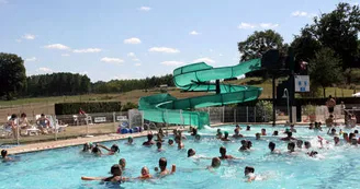Piscine avec tobogan sur le parc au pied du camping