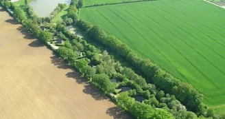 salle de loisirs avec chalets et plan d'eau