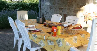 Lorsque la météo est propice, les petits déjeuners sont servis en terrasse