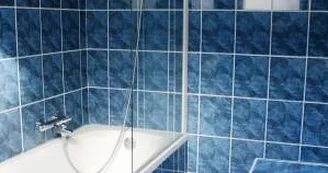 Salle de bain de la chambre à l'étage de la maison