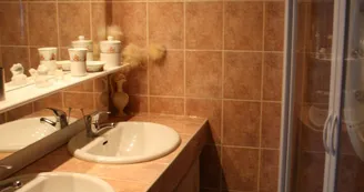 Salle de bain de la chambre en rez-de-chaussée