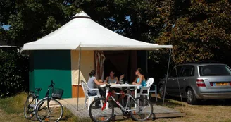 bungalow-toile-camping-le-parc-de-vaux-ambrieres-les-vallees-53-hlo-1