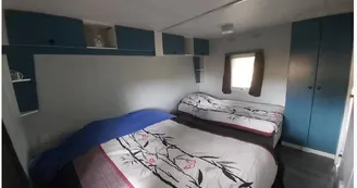 Mobilhome sous le Petit Bois