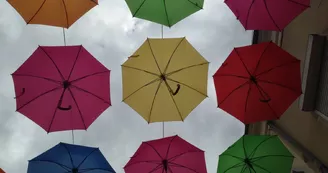 Les parapluies de Fresnay-sur-Sarthe dans les Alpes Mancelles