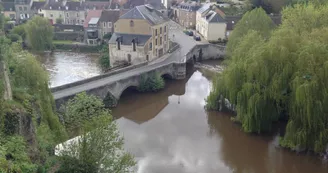 Vue du parc du château à Fresnay-sur-Sarthe dans les Alpes Mancelles