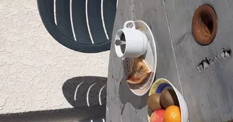 Table extérieure pour le petit déjeuner 