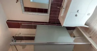 salle de bain chambre violette