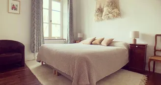 La Doucelle - Chambre Mme Rêve ambiance boudoir vue clocher de l'église