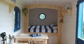 HLO53_moulin des forges roulotte Maya lit 2 personnes