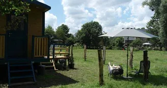 HLO53_moulin des forges roulotte maya extérieur