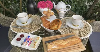 Petit déjeuner dans le jardin