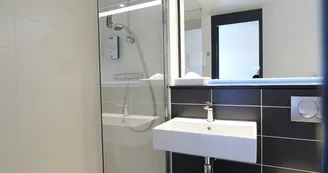 CHAMBRE STANDARD SALLE DE BAIN DOUCHE
