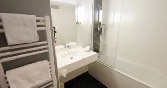 CHAMBRE SUPERIEURE SALLE DE BAIN BAIGNOIRE