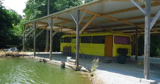 camping du Bas Maine à la Croixille : bus aménagé