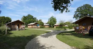 Allée du Glamping avec tentes