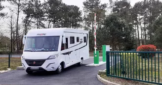 Aire CAMPING-CAR PARK de Montfort-le-Gesnois, Les Sittelles