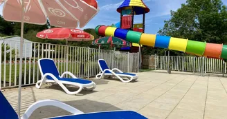 Piscine couverte avec tobbogans