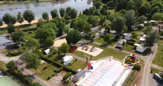 Vue ensemble piscine et aire de jeux